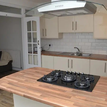 Modern 5-bedroom Holiday home *