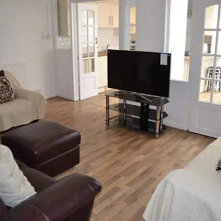 בית נופש Modern 5-bedroom *