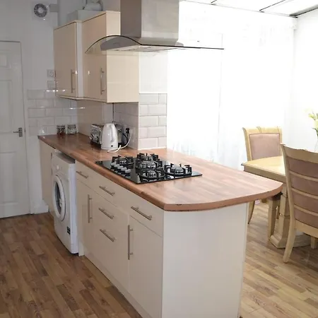 בית נופש Modern 5-bedroom בריסטול